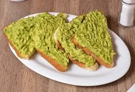 TOSTADAS CON PALTA + TE O CAFE